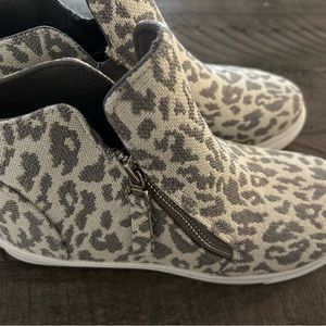 Outwood Sneaker size 7